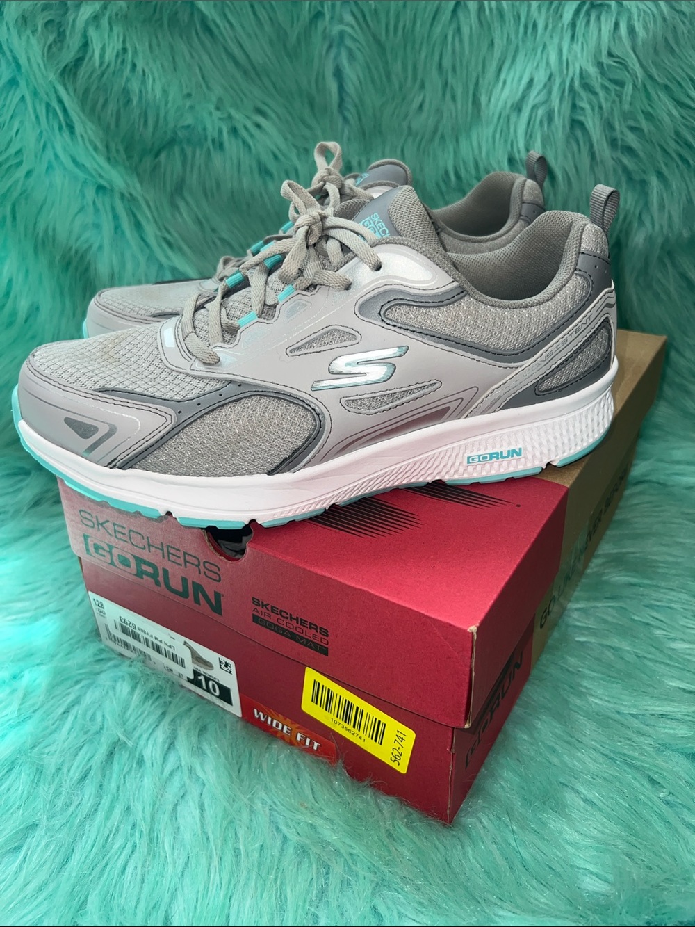 NIB Skechers GO RUN Women's Gray Sneakers with Aqua Accents size 10